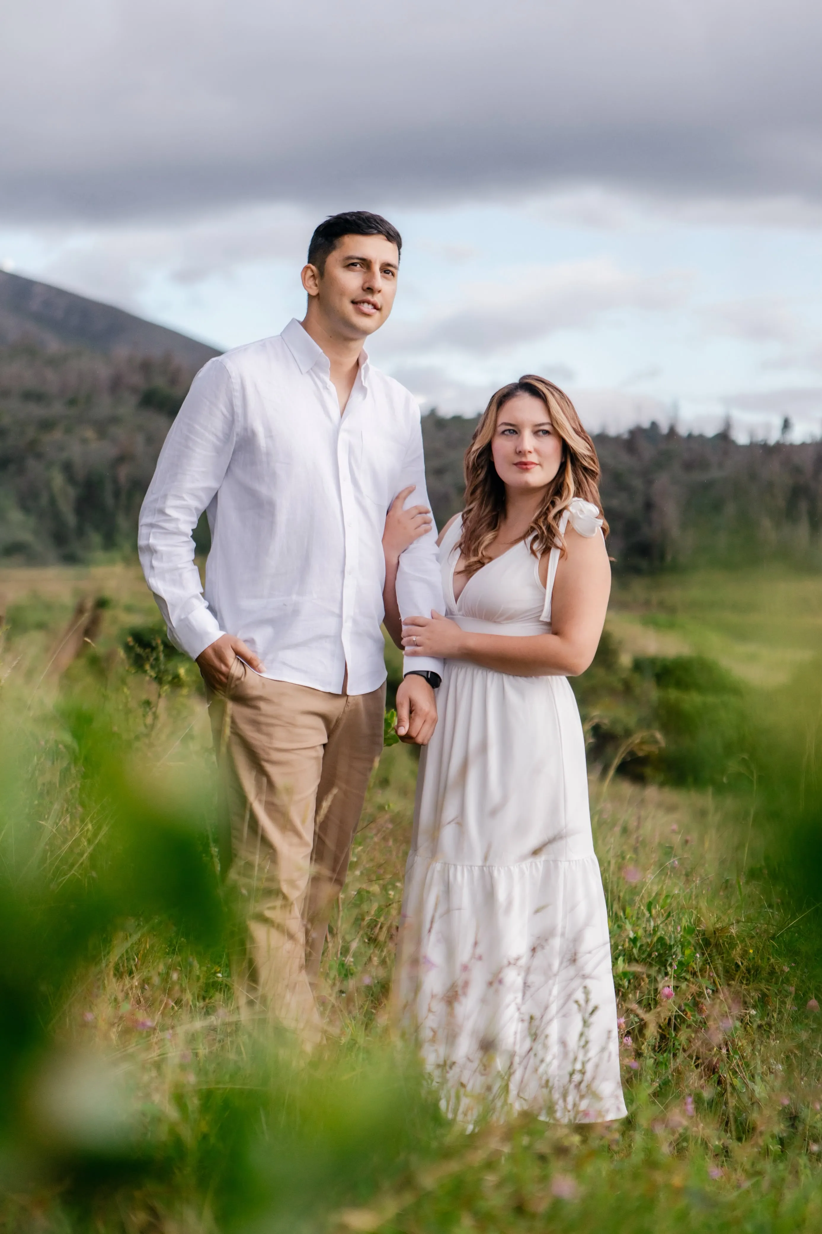 Ayleen y Yeison en el campo, bajo un cielo de tormenta